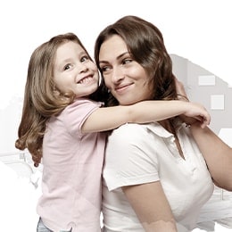 Uma mãe e sua filha estão se abraçando com grandes sorrisos no rosto.