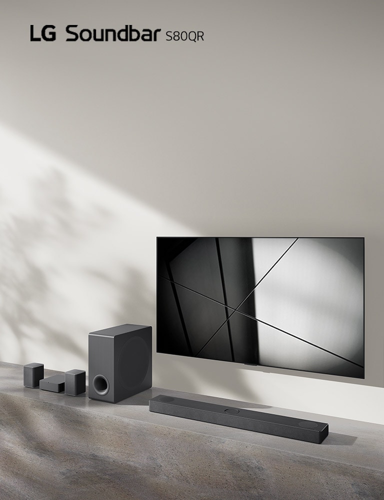 مكبر الصوت S80QR من مكبر الصوت S80QR وتلفزيون من LG موضوعان معًا في غرفة المعيشة. التلفزيون يعمل ويعرض صورة بالأسود والأبيض.