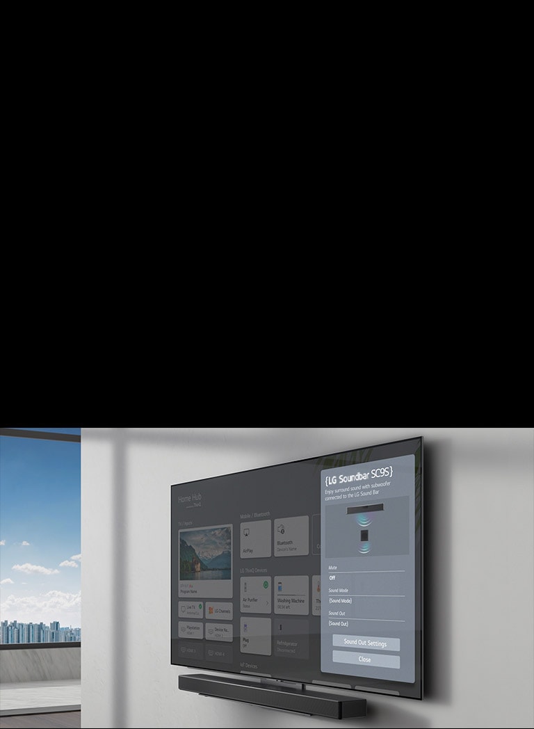  شاشة إعداد مكبر الصوت SC9S من LG موجودة على التلفاز المثبت على الحائط. مكبر الصوت معلق أيضًا على الحائط أسفل التلفاز مباشرةً.