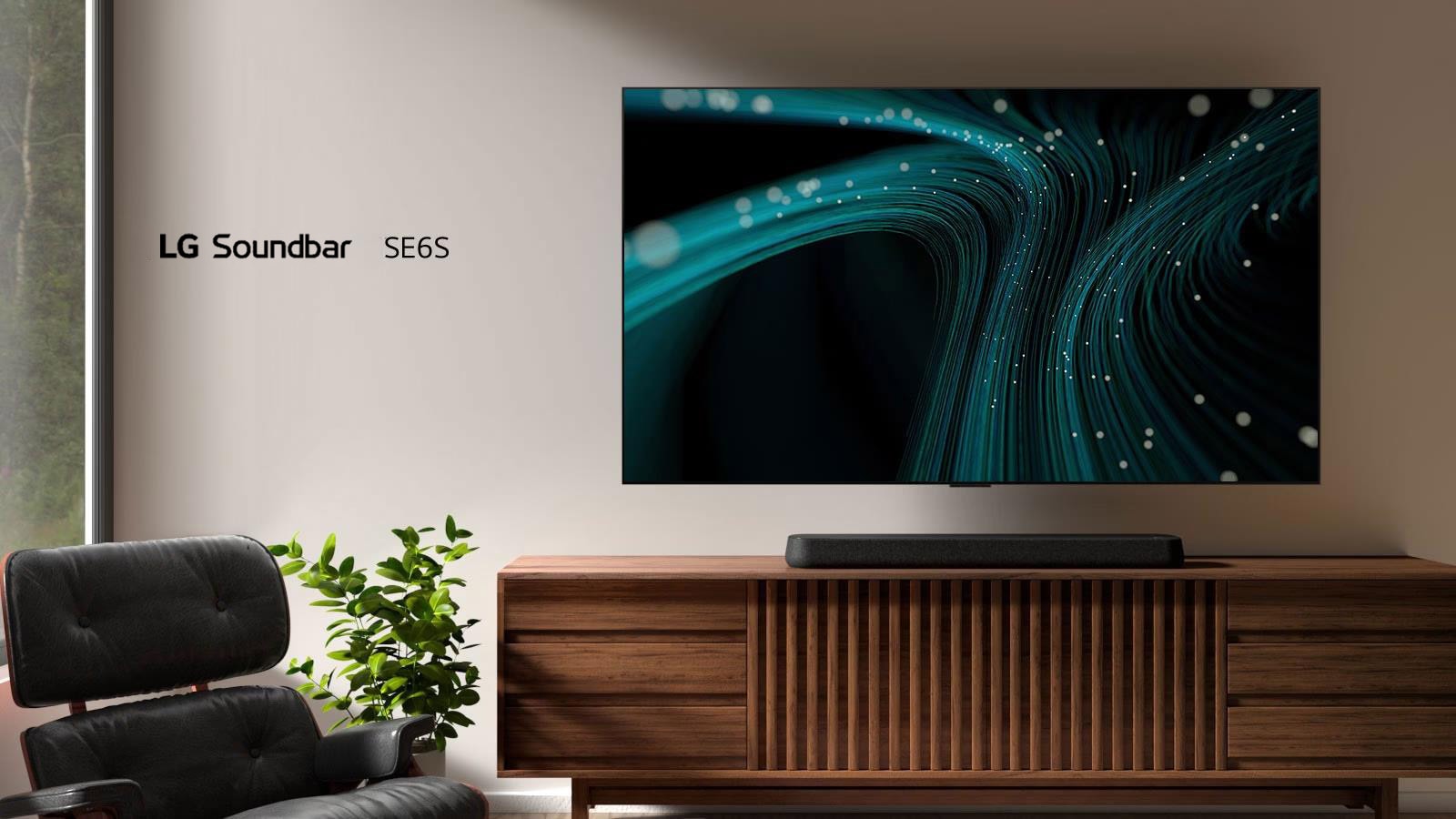 مكبر الصوت SE6S من LG على الخزانة الخشبية. يوجد بالأعلى تلفاز مثبت على الحائط بصور موجات صوتية زرقاء وأضواء منقطة. على الجانب الأيسر، تظهر نافذة قليلاً ويوجد كرسي مائل بجلد أسود أمام نبات أخضر.