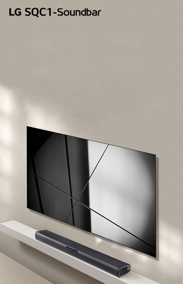Die LG Soundbar SQC1 und ein LG TV stehen zusammen in einem Wohnzimmer. Das Fernsehgerät ist angeschaltet, ein grafisches Bild wird angezeigt.