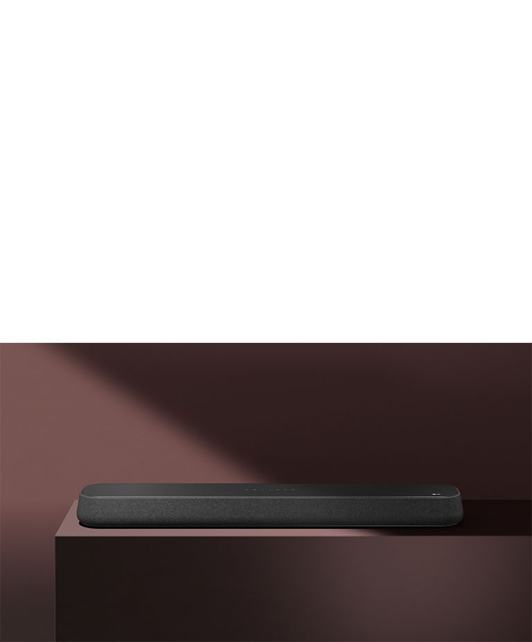 Die LG Soundbar DSE6S befindet sich auf dem roten Kasten vor rotem Hintergrund. Ein schwarzer Schatten bedeckt die obere rechte Hälfte des Bildes.