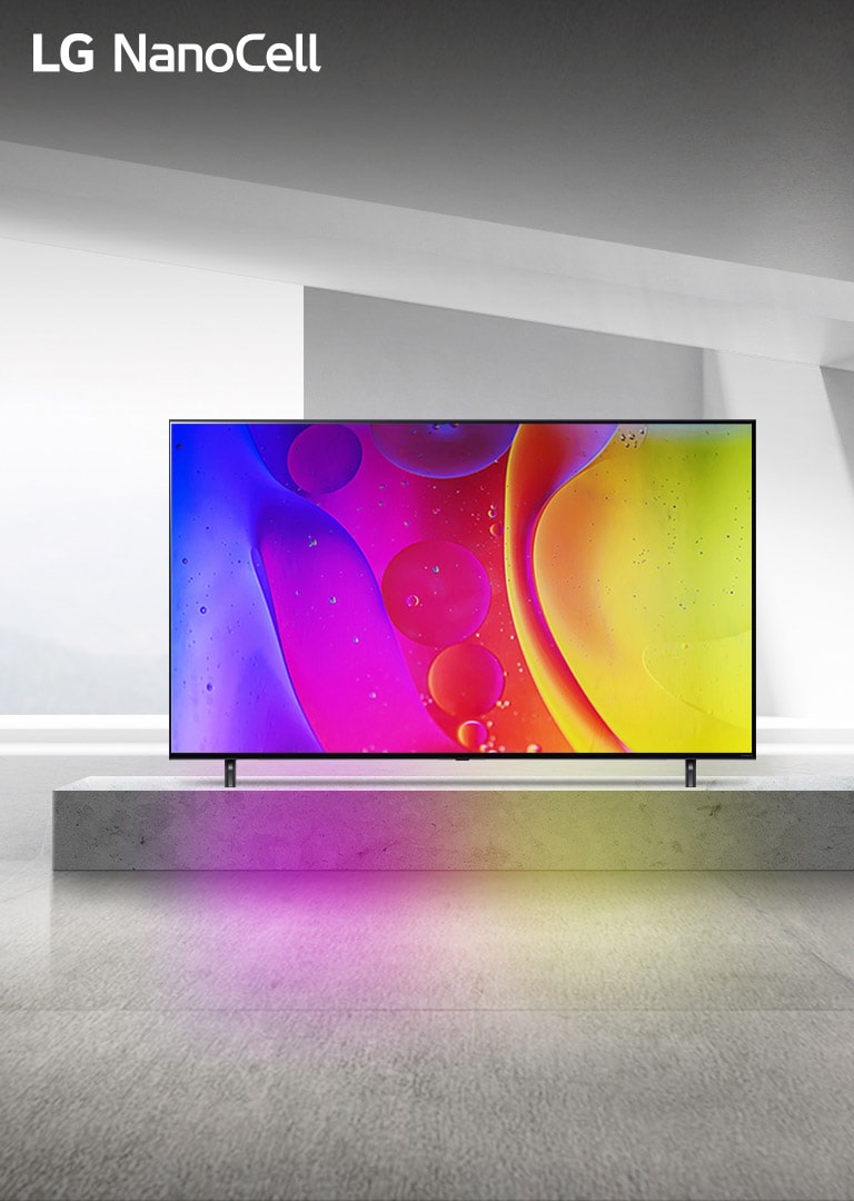 Ein Fernseher in einem kahlen Raum zeigt leuchtende, hypnotisierende, sich bewegende Farben auf dem Bildschirm an.