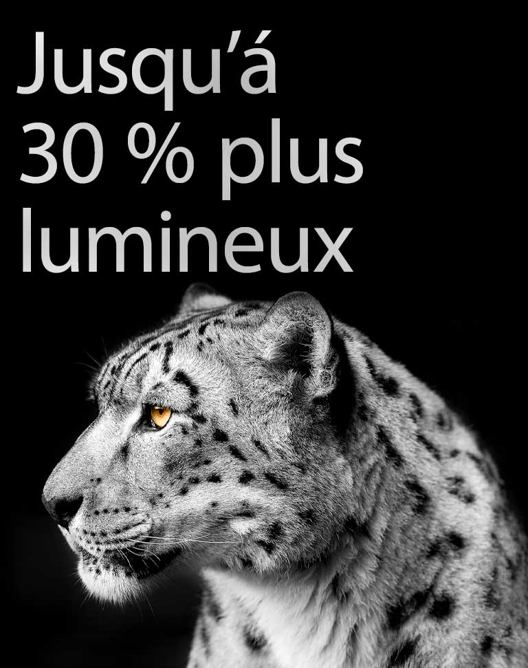 Een witte luipaard laat de zijkant van zijn gezicht zien aan de linkerkant van het beeld. De woorden “Up to 30% brighter” (Tot 30% helderder) worden links weergegeven.