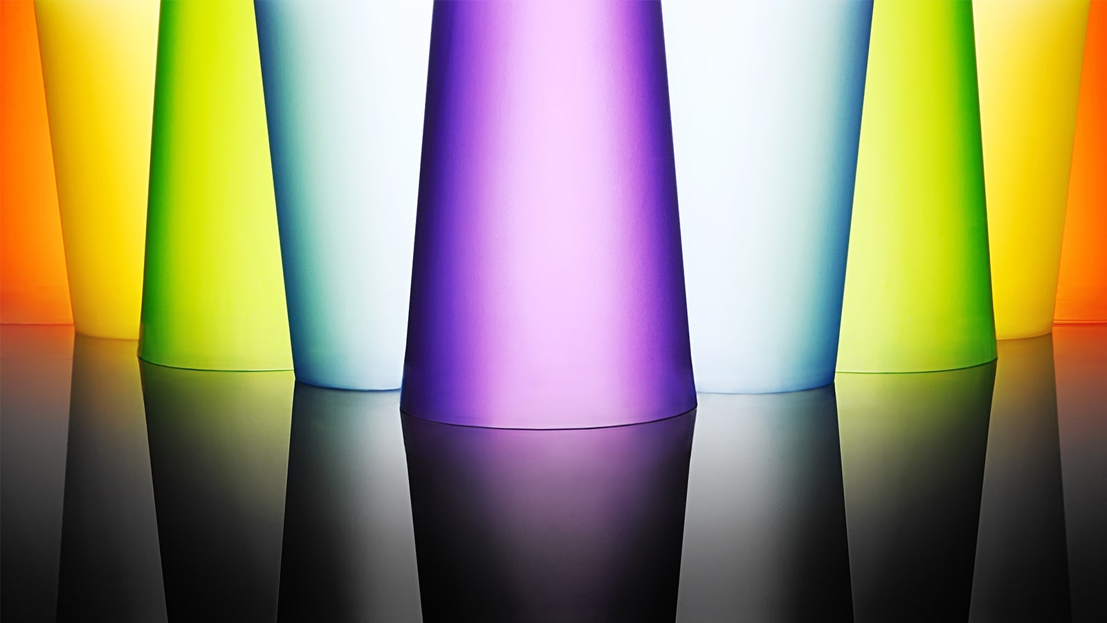Изображение на ярки и цветни стъклени чаши.