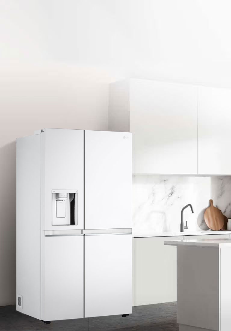 Страничен изглед на кухня с монтиран  хладилник InstaView.
