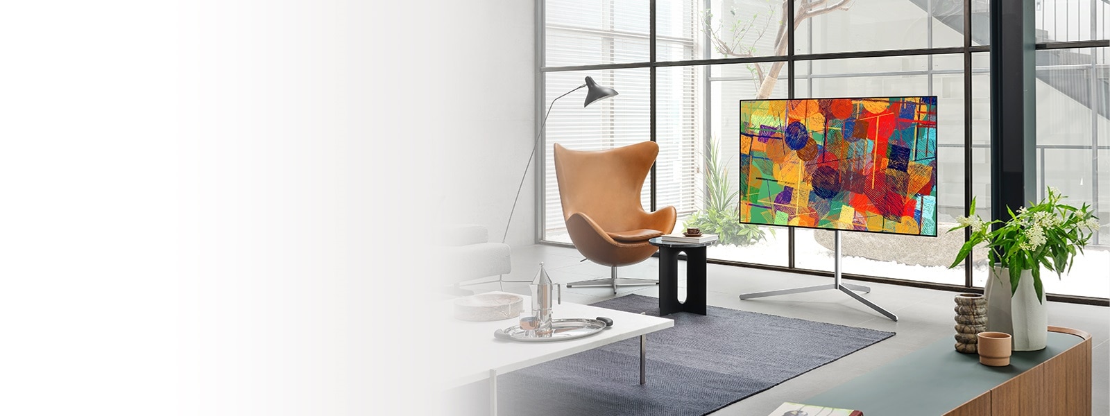 Три телевизора Gallery Design със стойка, които изглеждат като произведения на изкуството, където и да са поставени
