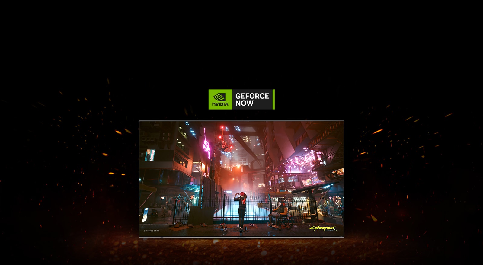 Hay chispas de llamas alrededor del televisor y en su interior se ve la pantalla de juego de Cyberpunk. Hay un logotipo de Geforce now en la parte superior del televisor.
