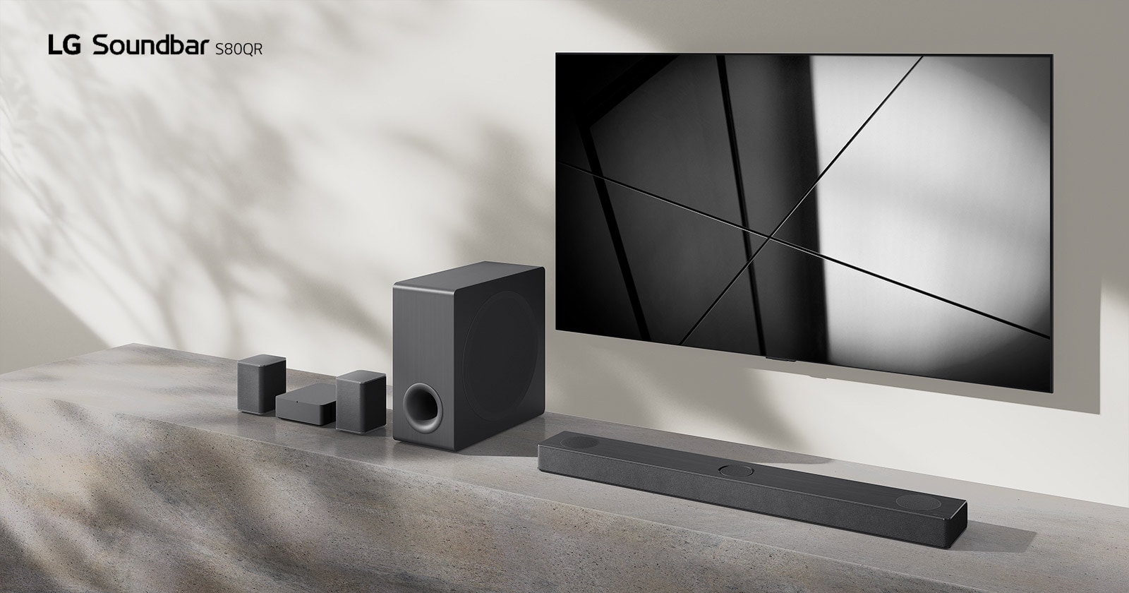 Die LG Soundbar DS80QR und ein LG TV sind zusammen in einem Wohnzimmer aufgestellt. Der Fernseher ist eingeschaltet und zeigt ein Schwarzweißbild an.