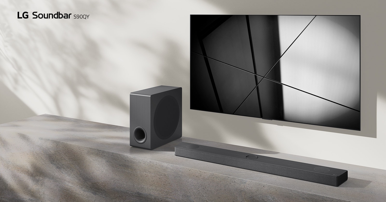 Die LG Soundbar DS80QY und ein LG TV sind zusammen in einem Wohnzimmer aufgestellt. Der Fernseher ist eingeschaltet und zeigt ein Schwarzweißbild an.