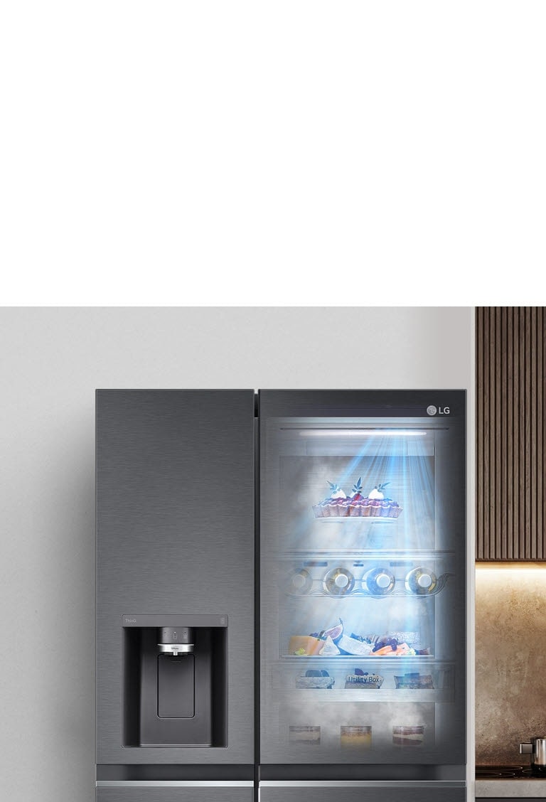 Die Vorderansicht eines schwarzen InstaView-Kühlschranks mit eingeschalteter Beleuchtung. Der Inhalt des Kühlschranks kann durch die InstaView-Tür eingesehen werden. Von der DoorCooling-Funktion ausgehend strahlen blaue Lichtstrahlen über den Inhalt.