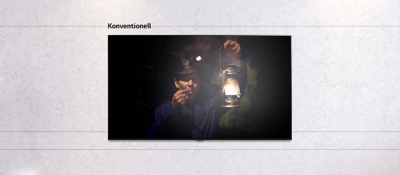 Das scrollbare Bild eines wandmontierten TVs zeigt ein dunkles Motiv, und zwar einen Mann, der eine Lampe hält. Die Szene wechselt zwischen einem Fernsehgerät normaler Grösse und einem LG QNED MiniLED TV mit Grossbildschirm.