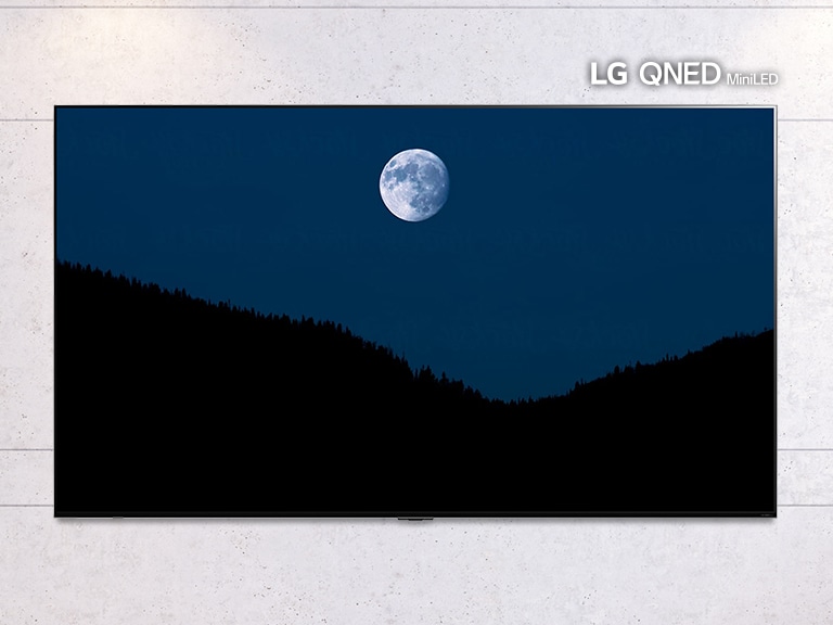 Das scrollbare Bild eines wandmontierten Fernsehers zeigt eine dunkle Szene, und zwar den Mond, der über Bergen aufgeht. Die Szene wechselt zwischen einem Fernsehgerät normaler Grösse und einem LG QNED MiniLED TV mit Grossbildschirm.