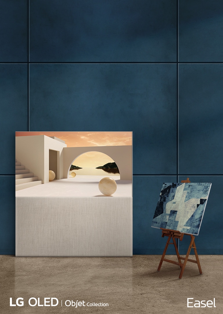 EASEL en mode Full View, incliné contre un mur bleu profond, avec une structure architecturale beige à l’écran. Une peinture bleue sur un chevalet orienté à un angle 45 degrés se trouve à sa droite.