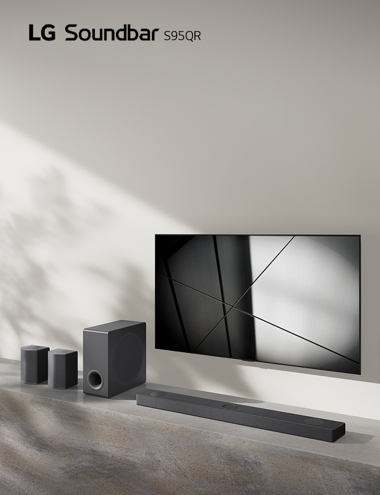 La barre de son S95QR de LG et le téléviseur LG sont placés ensemble dans le salon. Le téléviseur est allumé et projette une image en noir et blanc.