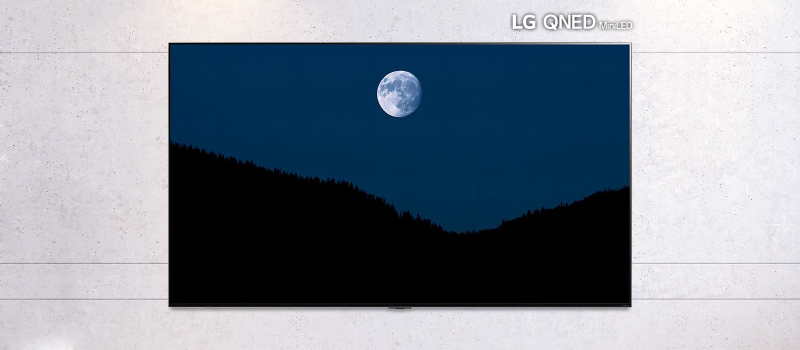 Image déroulante d’un téléviseur fixé au mur montrant une scène sombre d’une lune par-dessus des montagnes. La scène alterne entre un téléviseur de taille normale et grand écran de téléviseur LG QNED MiniLED.
