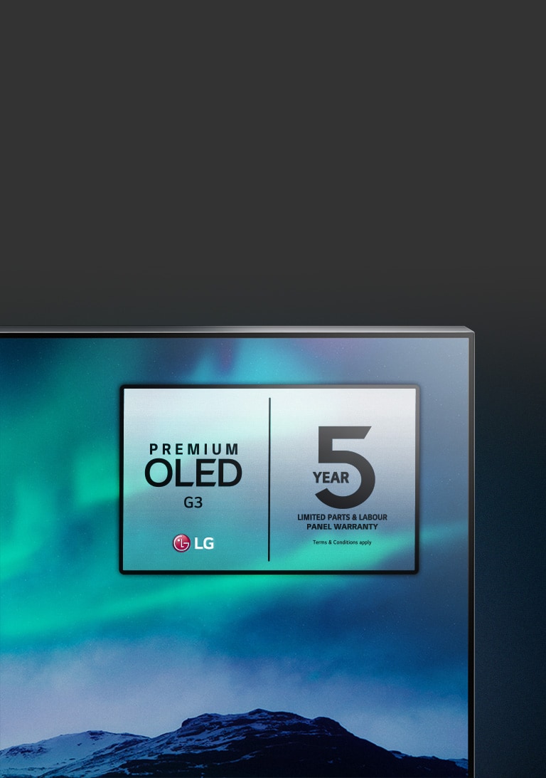 LG OLED电视上正在播放北极光的影像。电视的顶部角落以黑色背景显示，仿佛天空中的光芒持续在变化。电视屏幕上还显示了五年面板保修的标志。