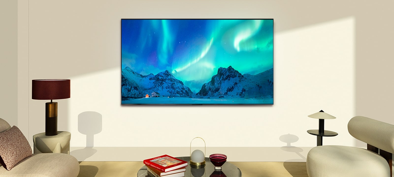 白天现代化客厅里的 LG OLED TV 和 LG 条形音箱。屏幕以绝佳的亮度显示北极光图像。