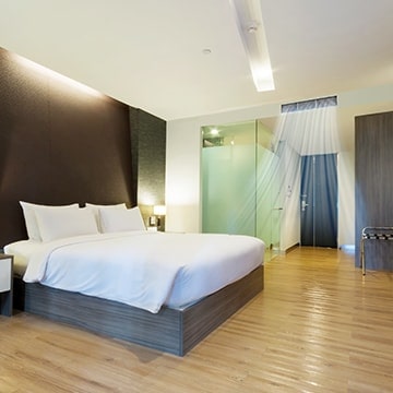 Imagem de um quarto de hóspedes com ar condicionado ligado.
