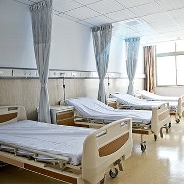 Um quarto de hospital com o ar condicionado ligado.