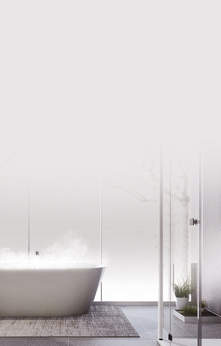 Vista lateral de uma banheira cheia de vapor à esquerda em um banheiro, comodidades próximas. Pequenas plantas enfeitam o lado direito.