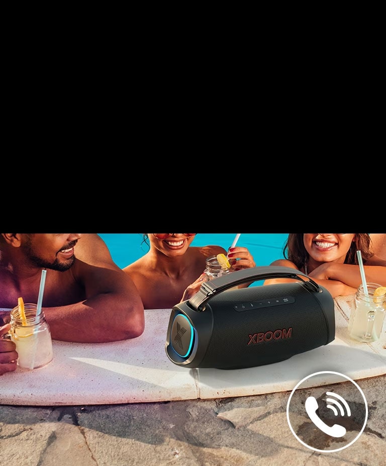LG XBOOM Go XG8 é colocado à beira da piscina. Três pessoas estão conversando pelo alto-falante na piscina.