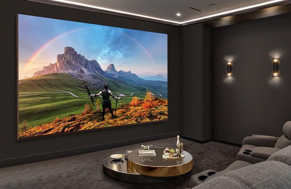 Mesmo instalada em uma sala escura com vibração luxuosa, A LG MAGNIT ajusta automaticamente o mapeamento de brilho e tom do filme conforme o ambiente.