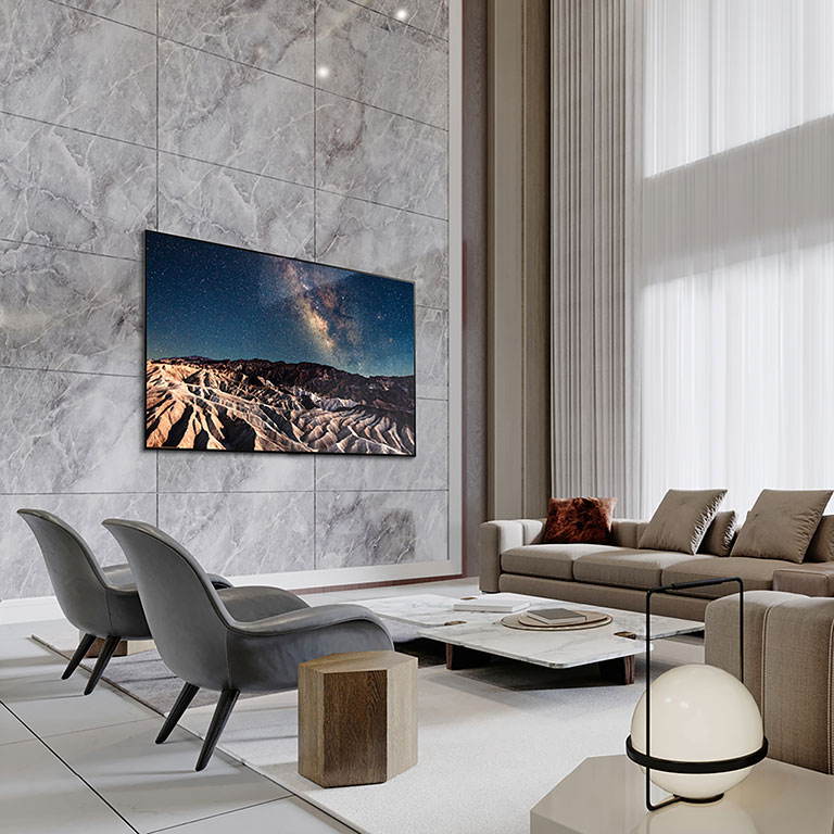 Imagem do design de galeria da LG OLED Z3 na parede de uma sala ornamentada. Imagem da LG OLED Z3 com suporte de chão, na frente de uma janela com vista para uma paisagem urbana. Vista diagonal do canto, da borda e do suporte de chão da LG OLED Z3.