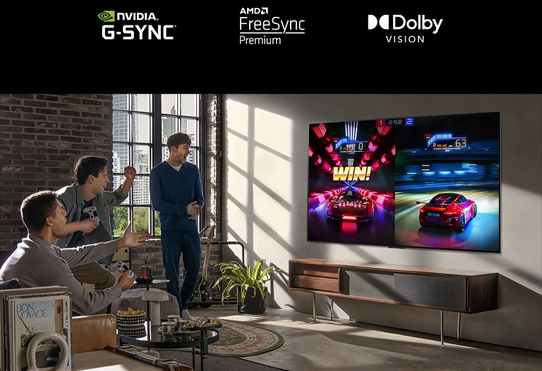 Imagem de três homens disputando um game de corrida numa TV LG OLED, no apartamento de uma cidade moderna.