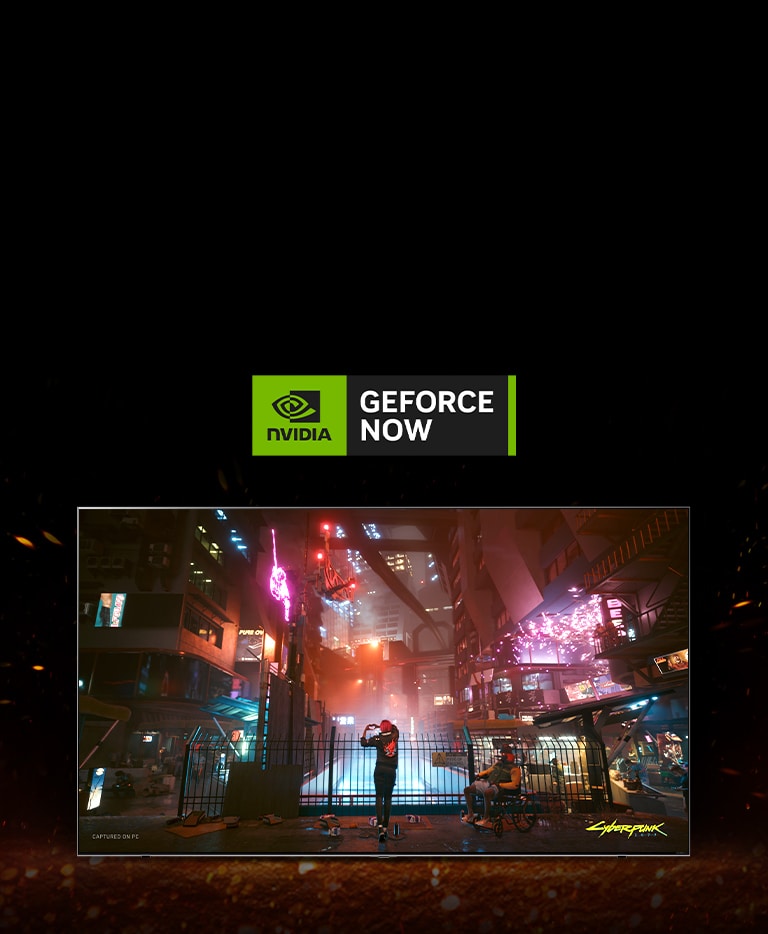 Chamas se acendem ao redor da TV, e dá para ver a tela do jogo Cyberpunk dentro dela. O logotipo GEFORCE NOW está acima da TV.