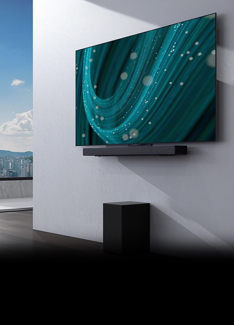 No centro de um ambiente com ampla janela, TV e soundbar estão instaladas na parede, com um subwoofer abaixo. A tela exibe uma imagem de fundo azul-petróleo.
