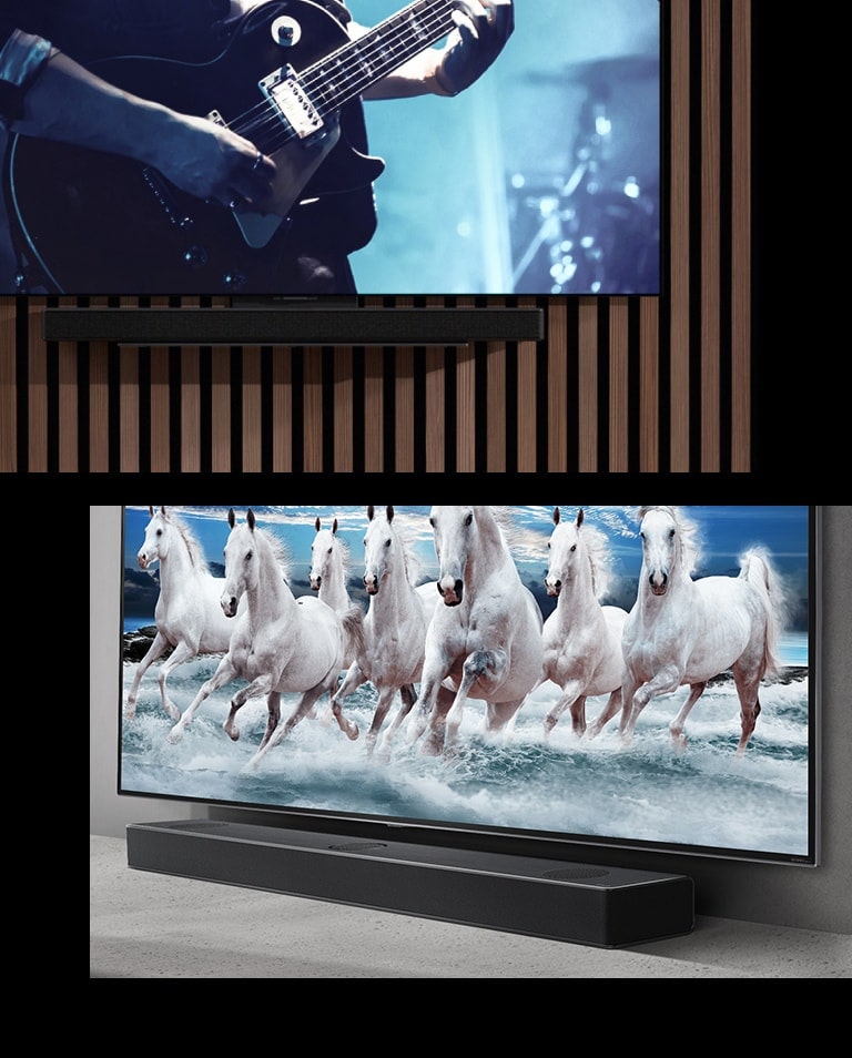 A composição mostra a congruência de design entre TV e soundbar. A imagem acima mostra uma TV e uma soundbar montadas na parede, com a tela exibindo a cena de um guitarrista tocando sob luz azul e, abaixo, uma TV e uma soundbar dispostas em uma prateleira, com uma tela exibindo a imagem de um cavalo branco correndo em uma praia azul.