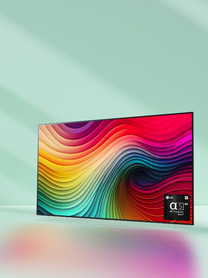Uma imagem da LG NanoCell contra um fundo verde-menta com uma arte de redemoinhos multicoloridos na tela e uma imagem do processador α5 AI Gen 7 no canto inferior direito. A luminosidade irradia, lançando sobras coloridas por baixo.