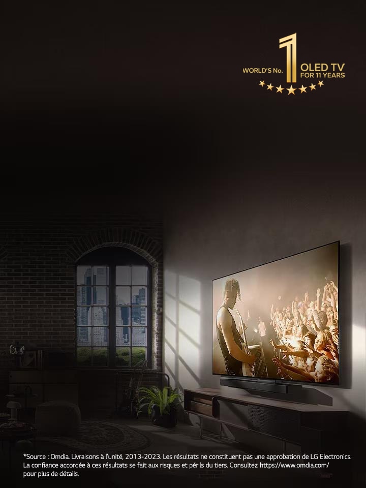 Une image de LG OLED C3 et d'une barre de son sur le mur d'un appartement en ville avec un concert de musique à l'écran. Le logo "10 Years World's No.1 OLED TV" est également présent sur l'image. 