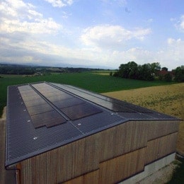 LG Solaranlage auf einer Gewerbehalle aus Holz