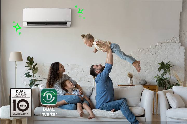 On voit un climatiseur avec un effet brillant au-dessus d’une famille heureuse.