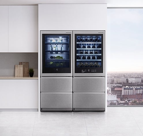 Le réfrigérateur et la cave à vin LG SIGNATURE sont posés sur un côté de la cuisine de style minimaliste, avec un décor urbain.
