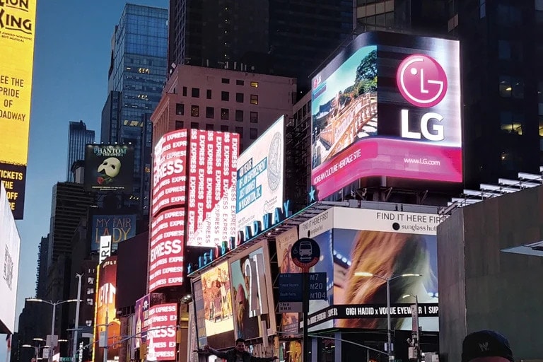 LG 電子在紐約時代廣場上所播放的韓國文化遺產廣告