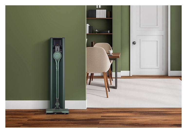 畫面顯示置於綠色現代客廳的 LG Objet Collection A9TS 蒸氣無線吸塵機。