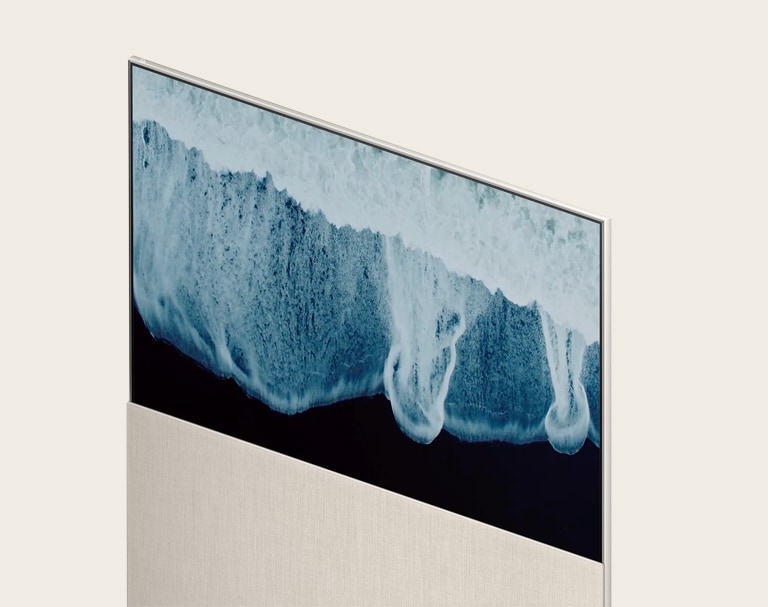 隨著 Easel 的螢幕延伸和鏡頭縮小，橫向顯示模式中顯示綠色建築主題的 Easel 電視轉換為顯示海浪拍打的影片。