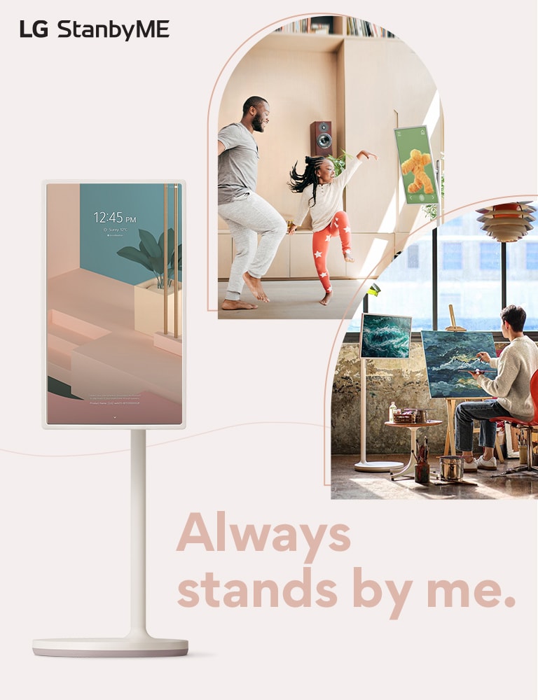 電視放置在印刷本附近 - 「Always stands by me.」印刷本以深粉紅色字體寫成。有兩個剪裁成曲線的生活方式室內圖像 - 每一個都顯示電視放在書房和客廳中。LG StanbyME 的商標被置於桌面的右上角和行動視圖的左上角。