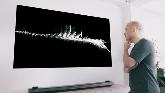 視覺藝術家Matt Clark盯著LG SIGNATURE OLED TVW。