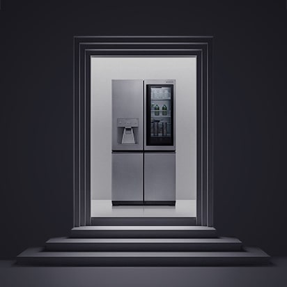 與LG SIGNATURE冰箱在藝術台階上的黑色照片。