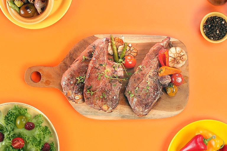 Menunjukkan steak yang dipanggang menggunakan LG NeoChef™ 