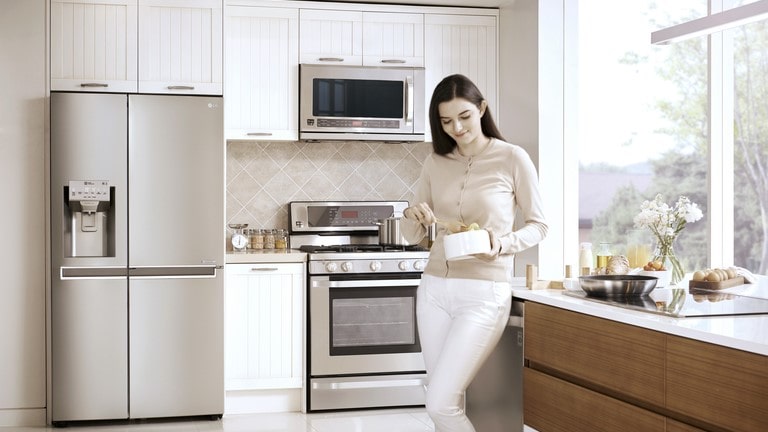  Ricette di dolci di carnevale: immagine di una donna che cucina con il forno LG. 