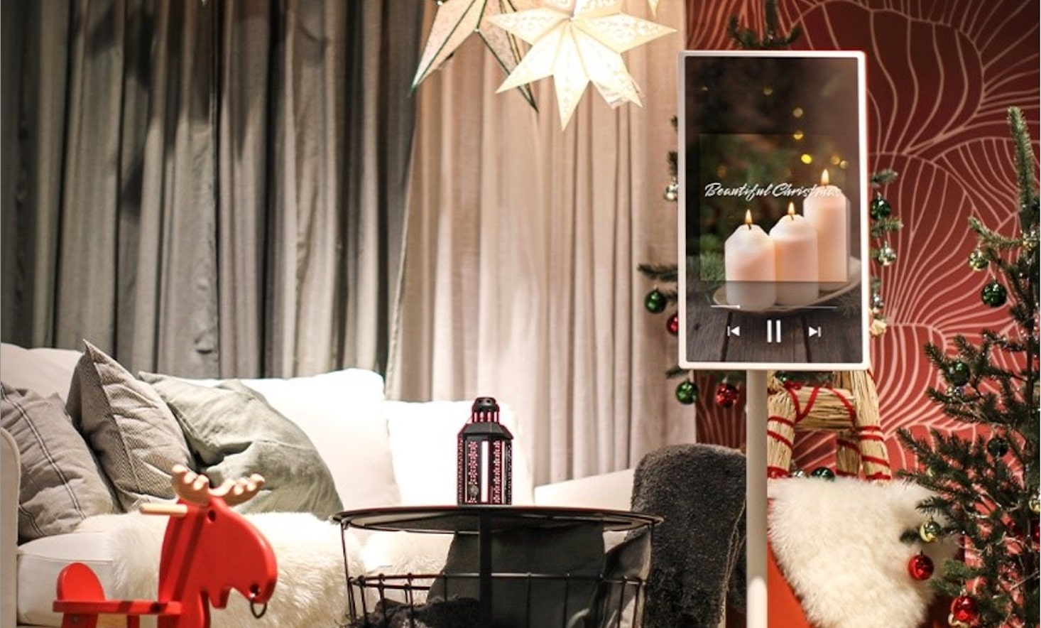 Regali di Natale per la casa: casa decorata con elementi natalizi e con il TV LG StanbyME che riproduce musica