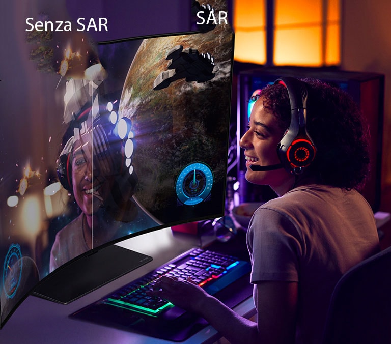 Un'immagine di una persona che gioca su LG OLED Flex. Il lato destro dello schermo è dotato di tecnologia SAR e mostra solo la grafica del gioco. Il lato sinistro dello schermo non è SAR e presenta il riflesso del viso del giocatore.