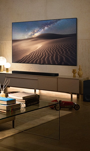 Ультрабольшой телевизор закреплен на стене современной гостиной.	