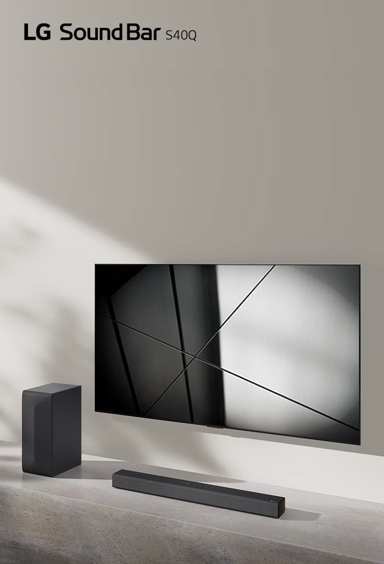La barra de sonido LG S40Q y el televisor LG se colocan juntos en la sala de estar. El televisor está encendido, mostrando una imagen geométrica.