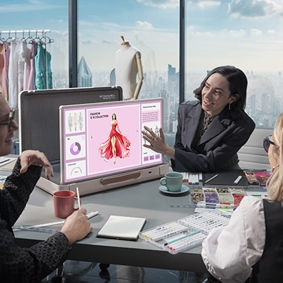 StandbyME Go está colocado en la sala de reuniones de la oficina. La pantalla muestra una presentación de moda. Una mujer toca la pantalla.